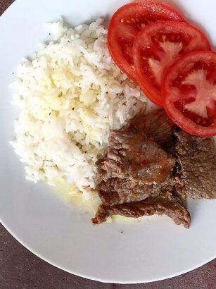 Receta de arroz blanco con bistec encebollado