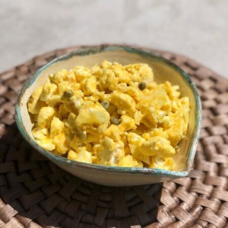 Receta de ensalada de coliflor y huevo al curry
